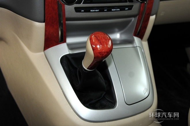 2010款 2.4L-3代 尊領豪華型長軸9座4RB2