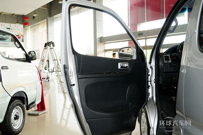 2010款 2.4L-3代 尊領豪華型長軸11座4RB2