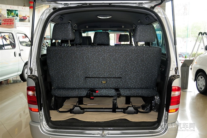 2010款 2.4L-3代 尊領豪華型長軸11座4RB2