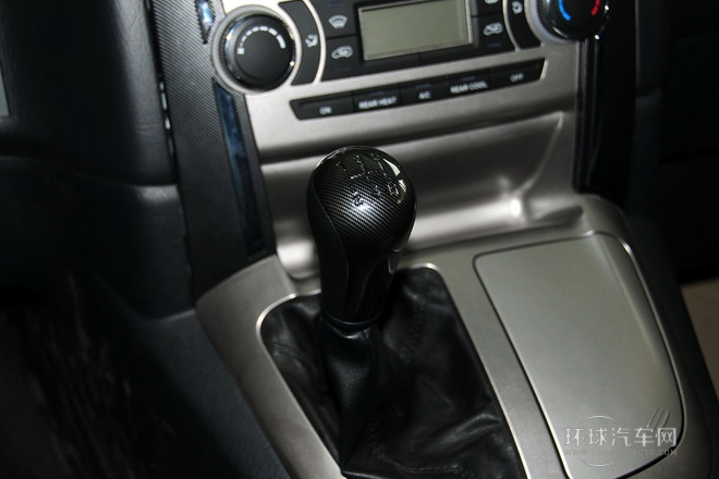 2010款 2.4L-3代 尊領(lǐng)豪華型長軸11座4RB2