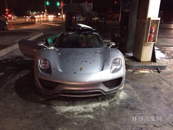 全球918輛 一輛保時捷918 Spyder在加拿大自燃