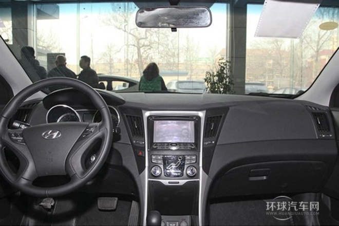 2013款 2.0L 自動領先版