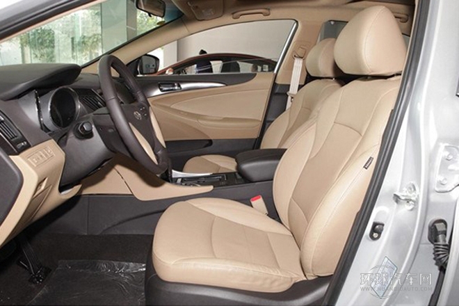 2013款 2.0L 自動尊貴版