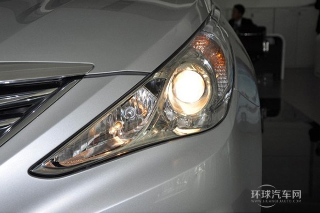 2013款 2.0L 自動尊貴版