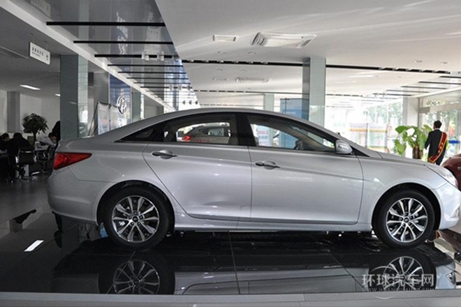 2013款 2.0L 自動尊貴版