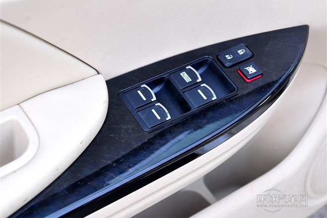 2013款 2.0L 手動尊貴型