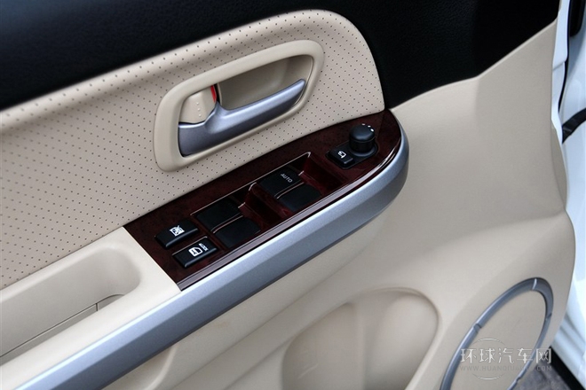 2012款 2.4L AT豪華導(dǎo)航5門(mén)版