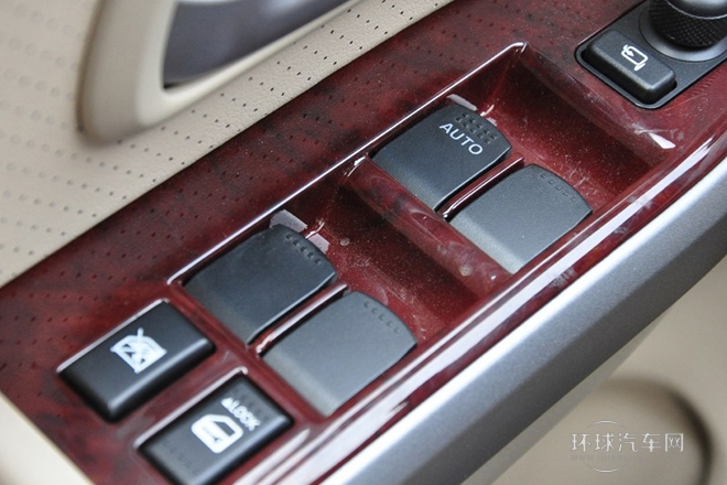 2012款 2.4L MT豪華導航5門版