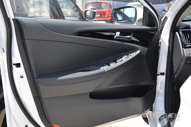 2014款 2.0L 自動尊貴版