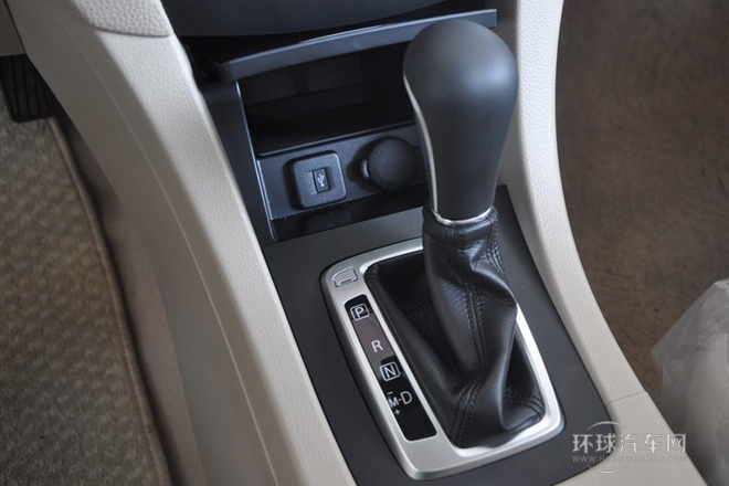 2011款 2.4L兩驅(qū)豪華導(dǎo)航版