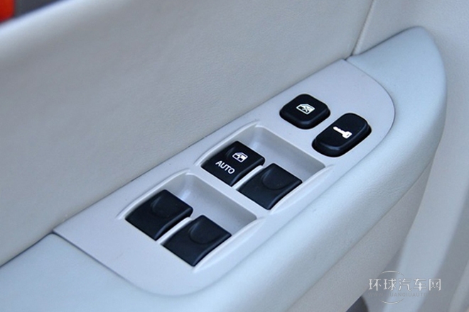 2012款 2.0L 手動豪華型