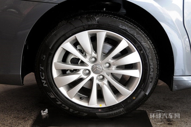 2013款 三廂 2.0L 自動(dòng)品悅型