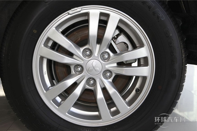 2013款 2.0L 兩驅(qū)運(yùn)動(dòng)導(dǎo)航版 5座