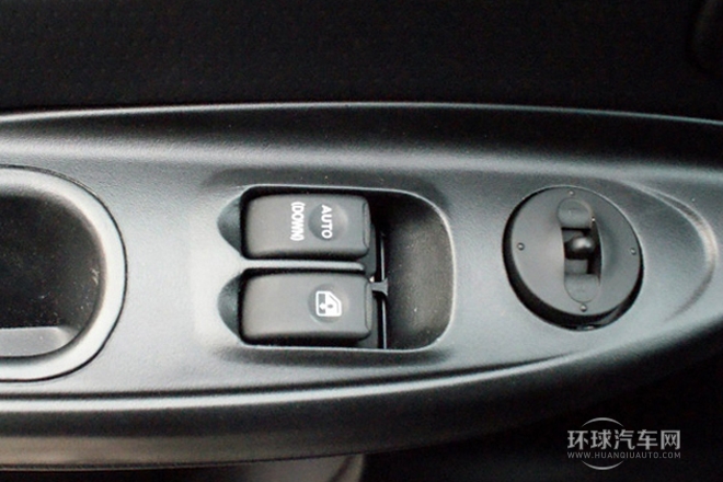 2011款 2.0L穿梭 汽油標準版