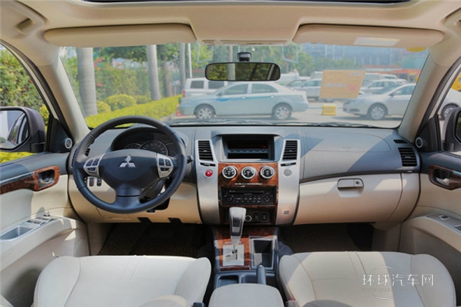 2013款 3.0L 自動兩驅(qū)豪華版