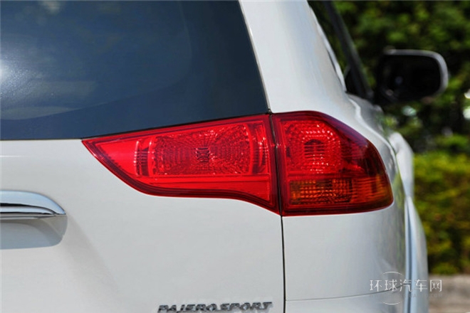 2013款 3.0L 自動兩驅豪華版