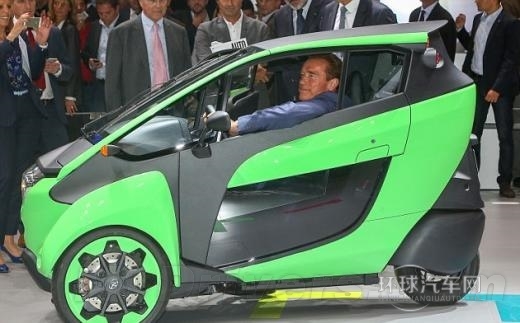 施瓦辛格試駕豐田i-Road引圍觀：看醉了