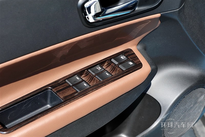 2015款 1.8T 自動兩驅豪華版