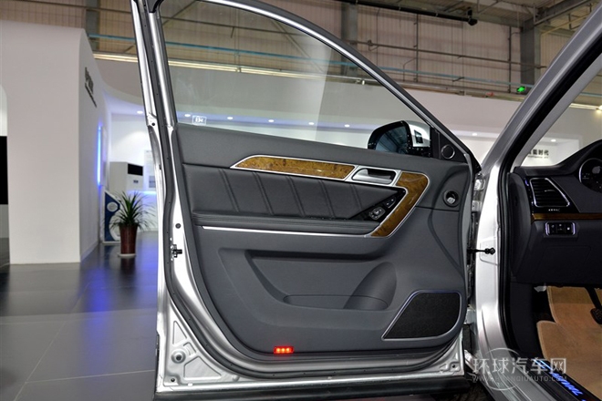 2014款 2.0T 自動兩驅基本型