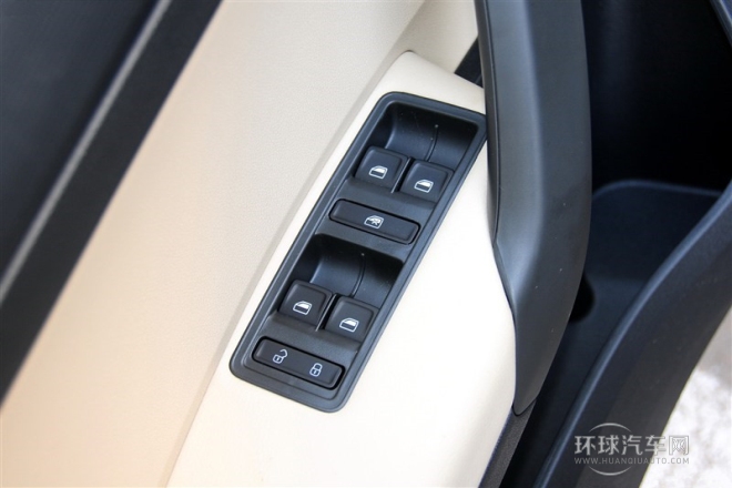 2015款 1.6L 手動智選型