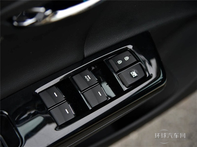 2015款 1.8T 自動尊貴型