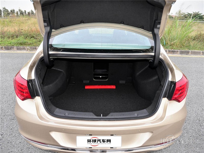 2015款 1.8T 自動尊貴型