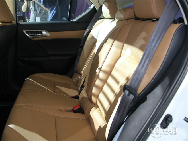 2014款 200h 1.8L 自動 領先版（單色）