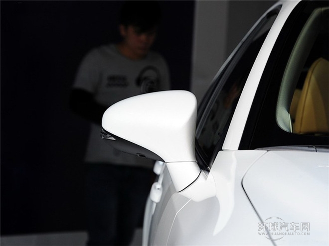 2014款 200h 1.8L 自動 領先版（單色）