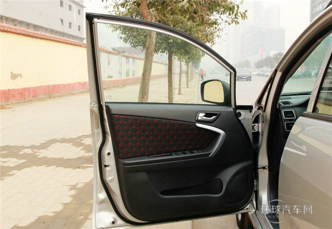 2015款 兩廂 1.5L 自動理想型