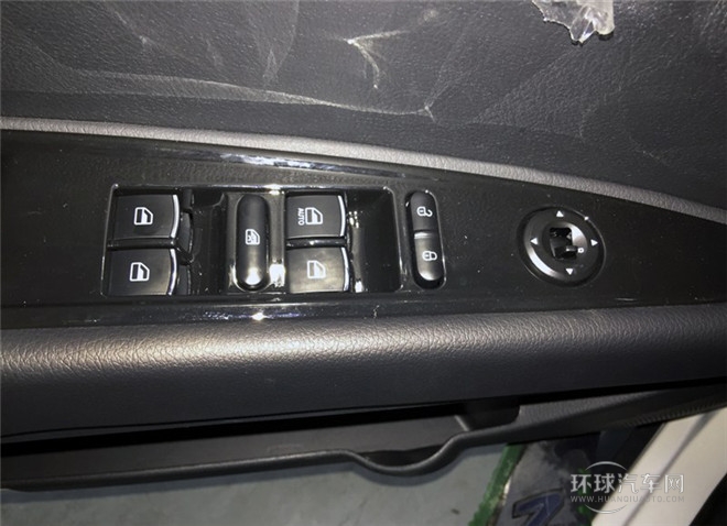 2015款 探索版 2.0T 汽油4X4超豪華型