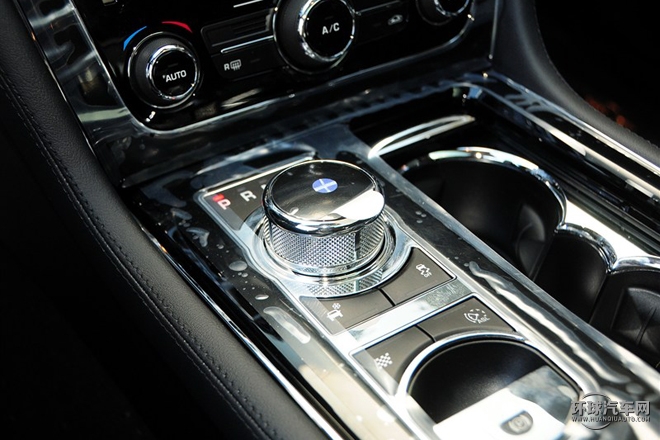 2015款 XJL 3.0 SC 四驅全景商務版