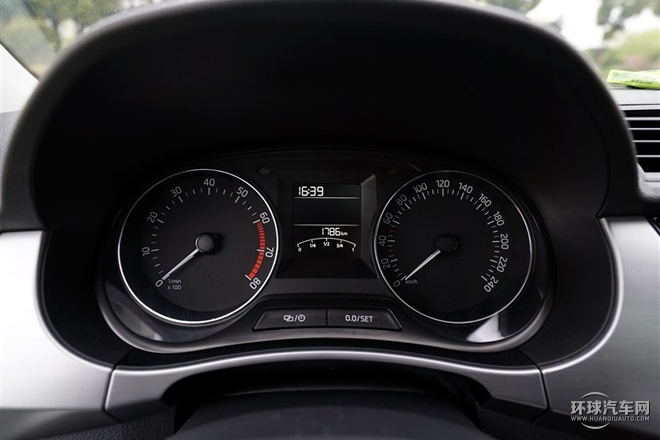 2015款 1.6L 自動智行版