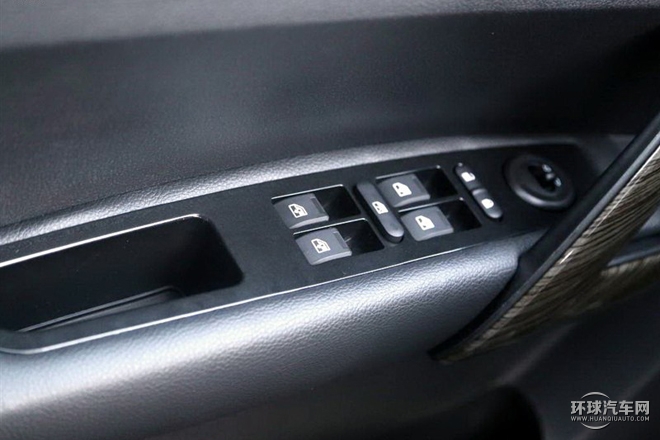 2015款 1.5T 手動尊貴型