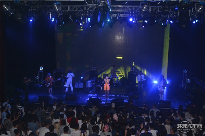 “橙就鋒尚”高爾夫R-Line與后海大鯊魚激情演繹時尚動感魅力