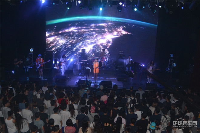 “橙就鋒尚”高爾夫R-Line與后海大鯊魚激情演繹時尚動感魅力