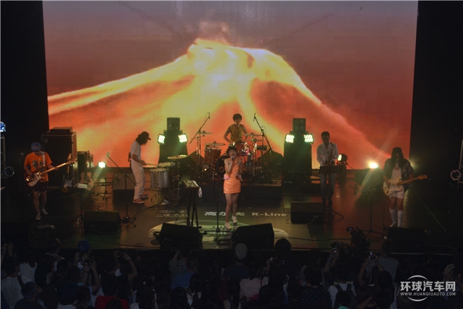 “橙就鋒尚”高爾夫R-Line與后海大鯊魚激情演繹時尚動感魅力