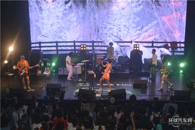 “橙就鋒尚”高爾夫R-Line與后海大鯊魚激情演繹時尚動感魅力