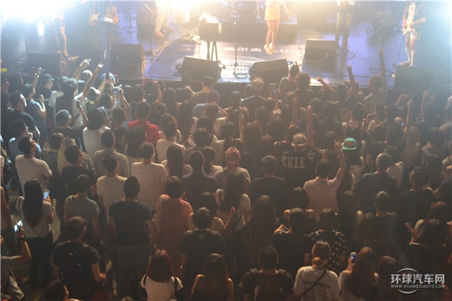 “橙就鋒尚”高爾夫R-Line與后海大鯊魚(yú)激情演繹時(shí)尚動(dòng)感魅力