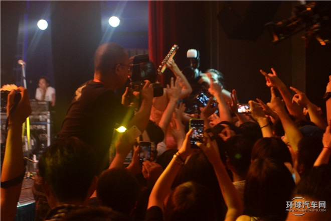 “橙就鋒尚”高爾夫R-Line與后海大鯊魚激情演繹時(shí)尚動(dòng)感魅力