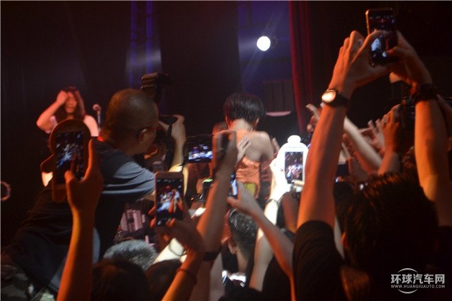 “橙就鋒尚”高爾夫R-Line與后海大鯊魚激情演繹時尚動感魅力