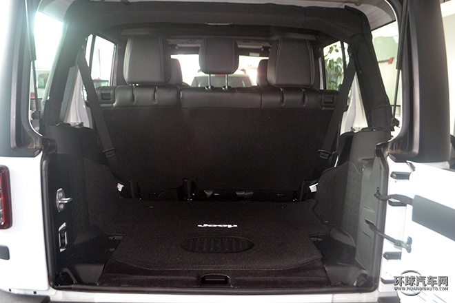 2015款 3.0L 四門舒享版 Sahara