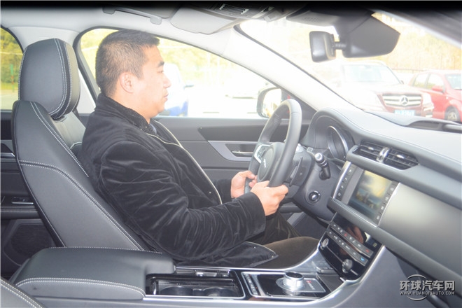 XF 3.0T 兩驅(qū)R-Sport運(yùn)動(dòng)版