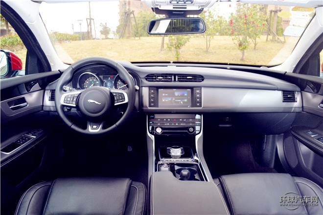 XF 3.0T 兩驅(qū)R-Sport運(yùn)動(dòng)版