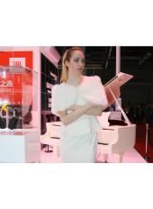 洋妞禮儀皮草加身站臺顯疲憊