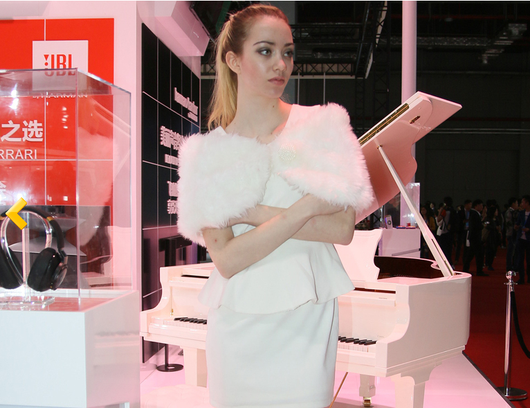 洋妞禮儀皮草加身站臺顯疲憊