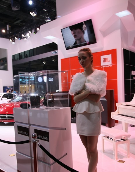 洋妞禮儀皮草加身站臺顯疲憊