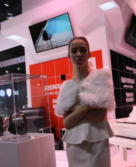 洋妞禮儀皮草加身站臺顯疲憊