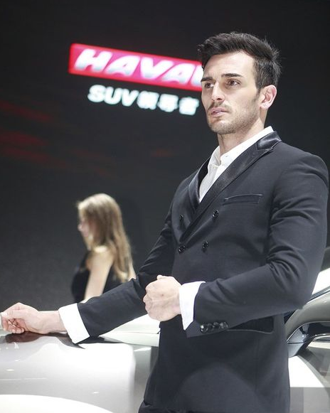 男人嫉妒女人尖叫 車展男模誘惑全場