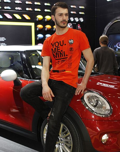 男人嫉妒女人尖叫 車展男模誘惑全場(chǎng)