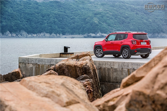 Jeep自由俠官方圖片